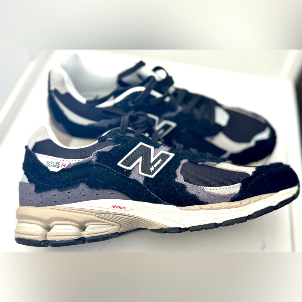 Unisex New Balance 2002R. Men’s Size 9. Women’s Size 10.5